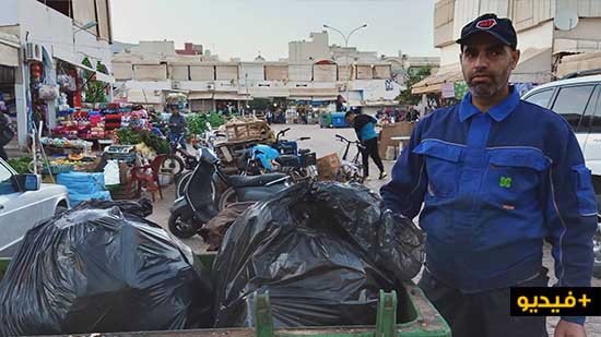 مستخدم بسوق الخضر يطالب شركة النظافة بتوفير حاوية للأزبال و بإيجاد حل لهذه المشكلة