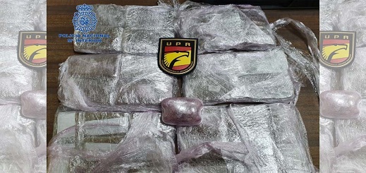 العثور على أزيد من كيلوغرامين من الحشيش لدى مهاجر مغربي بميناء الجزيرة الخضراء  العثور على أزيد من كيلوغرامين من الحشيش لدى مهاجر مغربي بميناء الجزيرة الخضراء