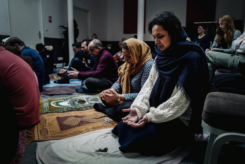إقامة صلاة مختلطة بإمامة إمرأة في باريس تثير ضجة واسعة في صفوف مسلمي فرنسا