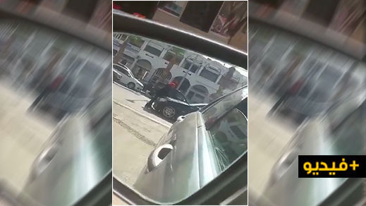 شاهدوا.. مختلة عقليا تتصدى للسيارات وتعرقل حركة المرور بمركز مدينة الناظور 