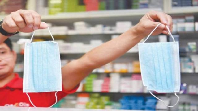 إقبال واسع على  اقتناء الكمامات من صيدليات مليلية بعد تفشي فيروس كورونا