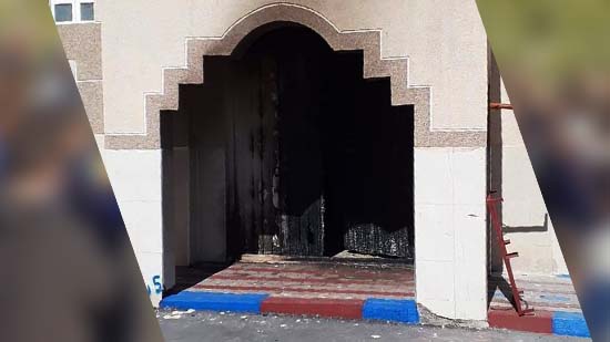 حريق مجهول يتسبب في احتراق بوابة مسجد الرحمة بالناظور