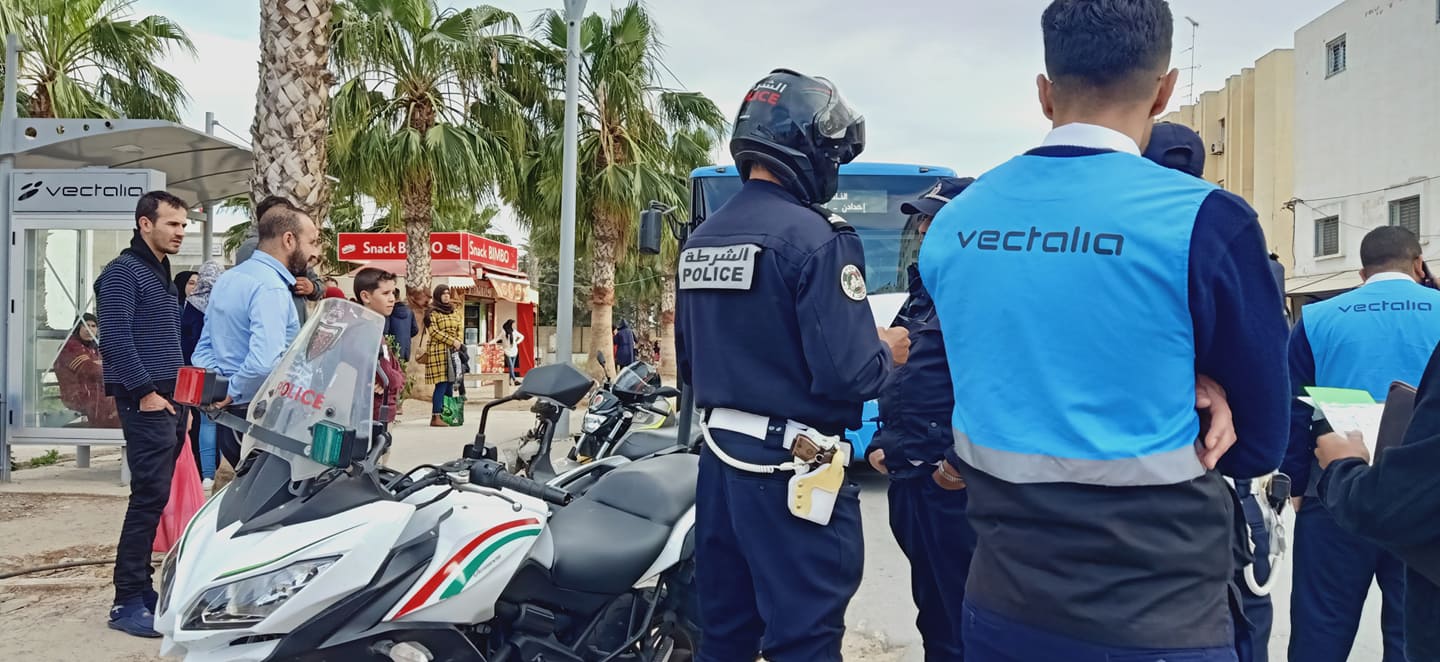 مشادات حادة بين مواطنين وسائق حافلة بعد اعتدائه لفظا على مسنة تستدعي حضور الأمن وسط الناظور