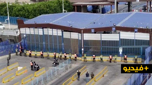 شاهدوا.. مسافرون عالقون بمليلية يحتجون من أجل السماح لهم بالدخول للناظور