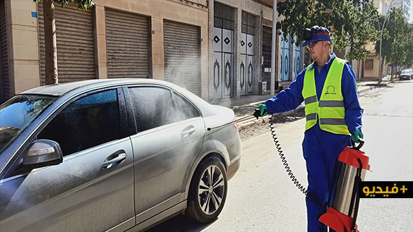 استمرار حملات تعقيم السيارات بالناظور لمحاربة تفشي فيروس كورونا المستجد
