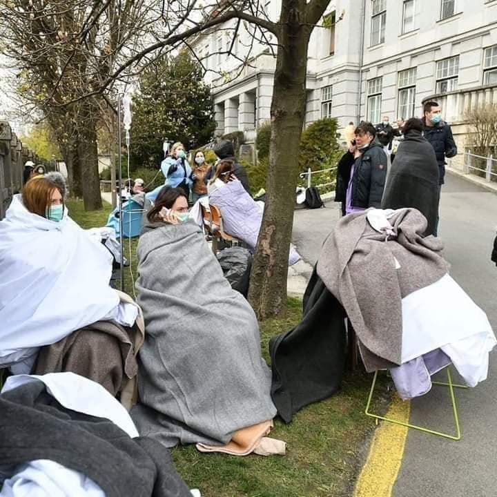 الزلزال وفيروس كورونا يتحالفان على كرواتيا.. مرضى ومصابون يقضون ليلتهم في العراء  الزلزال وفيروس كورونا يتحالفان على كرواتيا.. مرضى ومصابون يقضون ليلتهم في العراء