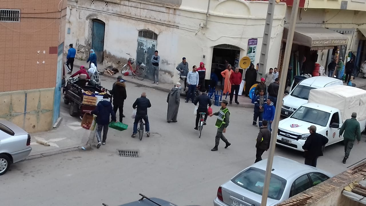 فيديو.. سلطات الأمن تشن حملة على الأسواق العشوائية بسلوان لمنع تجمع المواطنين 