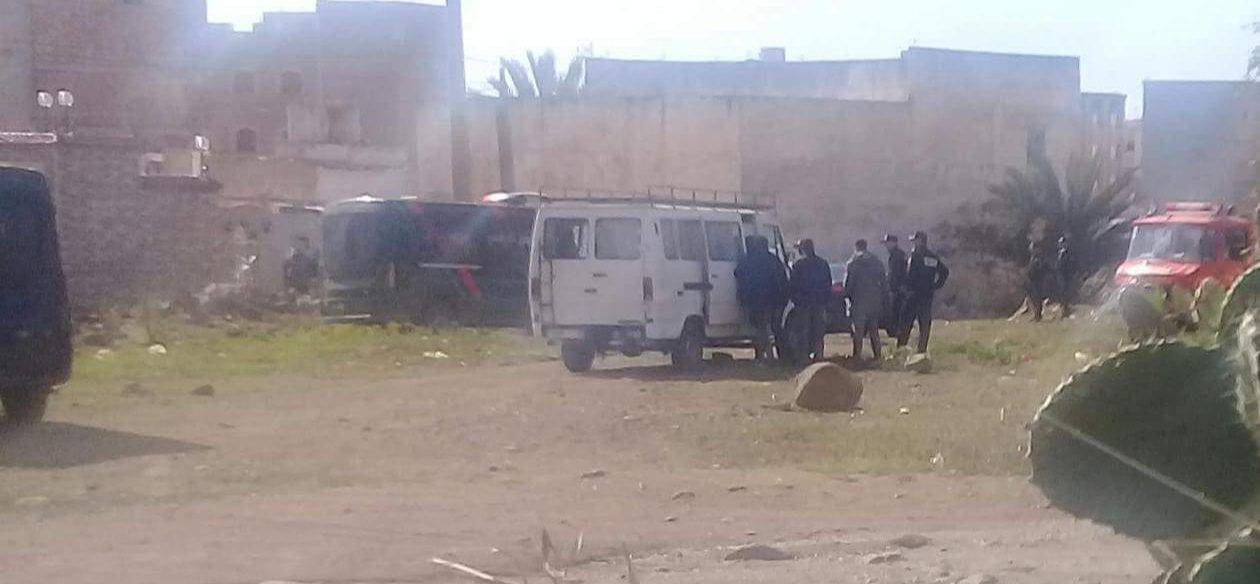 شـاهدوا بالفيديو.. الشرطة توقف مروجين للمخدرات ضمنهم مبحوث عنه في حادث اطلاق النار ببني انصار