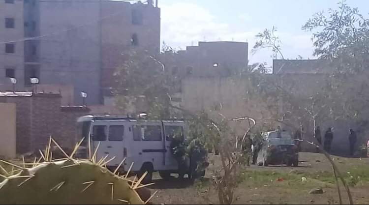 شـاهدوا بالفيديو.. الشرطة توقف مروجين للمخدرات ضمنهم مبحوث عنه في حادث اطلاق النار ببني انصار