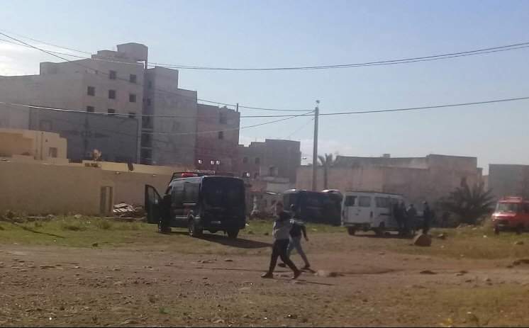 شـاهدوا بالفيديو.. الشرطة توقف مروجين للمخدرات ضمنهم مبحوث عنه في حادث اطلاق النار ببني انصار