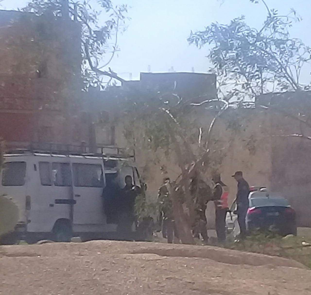 شـاهدوا بالفيديو.. الشرطة توقف مروجين للمخدرات ضمنهم مبحوث عنه في حادث اطلاق النار ببني انصار
