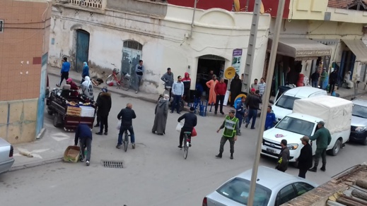 رصد تجمعات بشرية تخرق حالة الطوارئ الصحية بمدينة سلوان يسائل السلطات المحلية