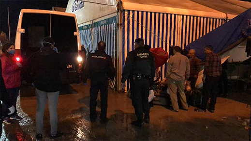 نقل المغاربة العالقين بمدينة مليلية إلى حلبة الثيران 