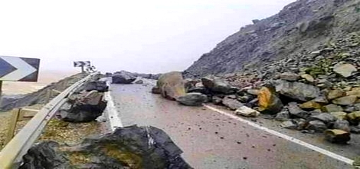 إنهيار صخري يقطع الطريق الساحلية بين الحسيمة وتطوان