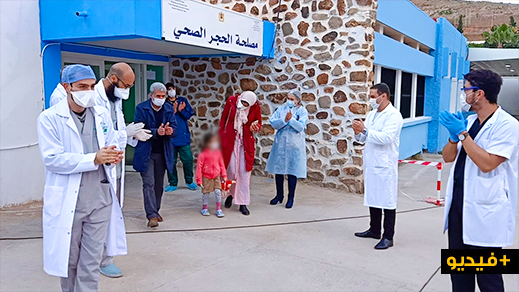 شاهدوا.. ثلاثة مرضى بكورونا يغادرون قسم الحجر الصحي بالناظور بعد تماثلهم للشفاء 