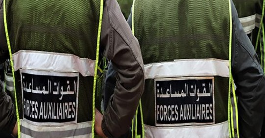 توقيف عنصرين من القوات المساعدة عن العمل بعد ظهورهما في فيديو يعنفان شخصا أثناء تطبيق حالة الطوارئ الصحية