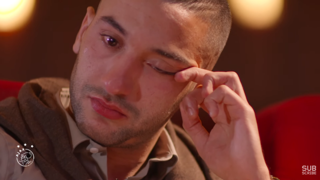 شاهدوا..  حكيم زياش تنهمر دموعه عند مشاهدته لرسالة والدته شاهدوا..  حكيم زياش تنهمر دموعه عند مشاهدته لرسالة والدته