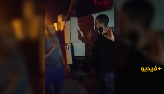 مواطنون بإعزانن يمنعون شاحنات الرمال الثقيلة من المرور على مسلك طرقي 
