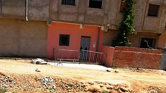 بالصور.. السلطات العمومية تطوق منزل مصاب بكورونا في زايو بحواجز حديدية صبيحة اليعد 