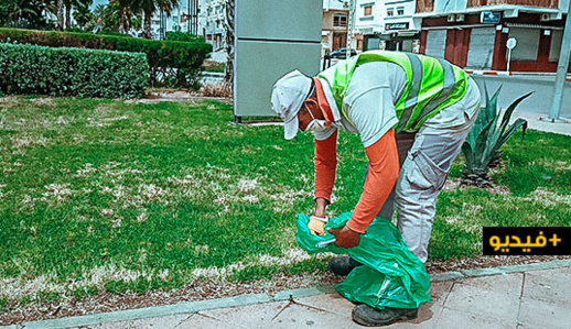 شاهدوا.. هكذا يشتغل عامل  النظافة يوم العيد في زمن كورونا شاهدوا.. هكذا يشتغل عامل  النظافة يوم العيد في زمن كورونا