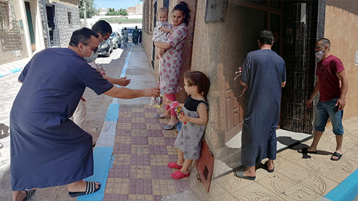 جمعويون يوزعون أكياسا من الحلوى على الأطفال بمدينة الناظور بمناسبة عيد الفطر