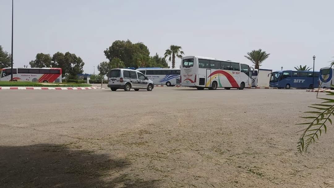 اجلاء 300 من المغاربة "العالقين" بالجزائر ونقلهم الى السعيدية لقضاء فترة الحجر الصحي