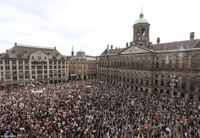  هولندا.. آلاف المتظاهرين يخرقون تدابير كورونا احتجاجا على مقتل"فلويد"