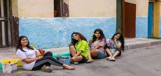 صورة لفتيات حسيميات بـ"سراويل قصيرة وأقمصة صيفية" تشعل جدلا ساخنا بين الريفيين على الفايسبوك