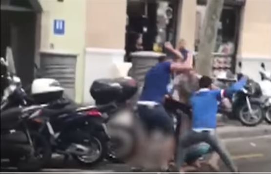 بالفيديو.. خمسة شبان مغاربة يعتدون على أجنبي ببرشلونة لسرقة ساعته الفاخرة