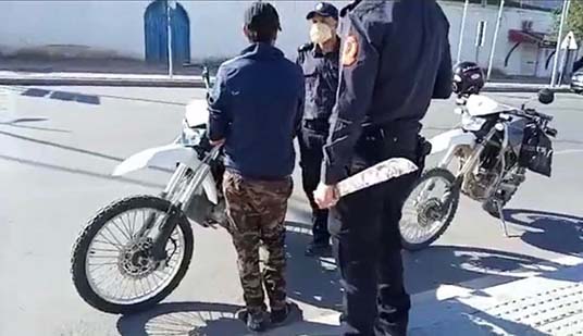  صقور أمن الناظور تعتقل شخصا متلبسا بحيازة سلاح أبيض من الحجم الكبير وسط الشارع العام