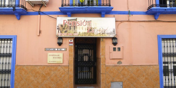 إسبانيا.. تطويق فندق في ملكية مهاجر مغربي واحتجاز نزلائه بعد وفاة مسن بفيروس كورونا إسبانيا.. تطويق فندق في ملكية مهاجر مغربي واحتجاز نزلائه بعد وفاة مسن بفيروس كورونا