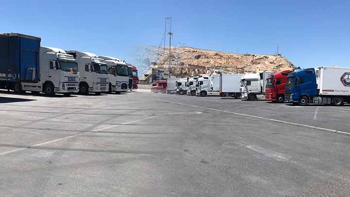 سائقو شاحنات للنقل الدولي عالقون باسبانيا يشتكون حرمانهم من العودة إلى ميناء بني انصار  سائقو شاحنات للنقل الدولي عالقون باسبانيا يشتكون حرمانهم من العودة إلى ميناء بني انصار