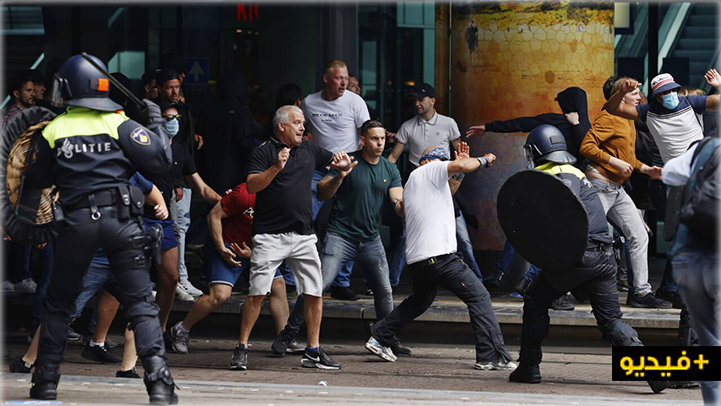 هولندا.. اعتقال 400 شخص في مظاهرة ضد فرض التباعد الإجتماعي بلاهاي هولندا.. اعتقال 400 شخص في مظاهرة ضد فرض التباعد الإجتماعي بلاهاي