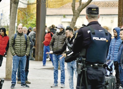 حقوقيون مغاربة بإسبانيا يستعدّون لمقاضاة سلطات مدريد لممارستها التمييز في عمليات الإجلاء