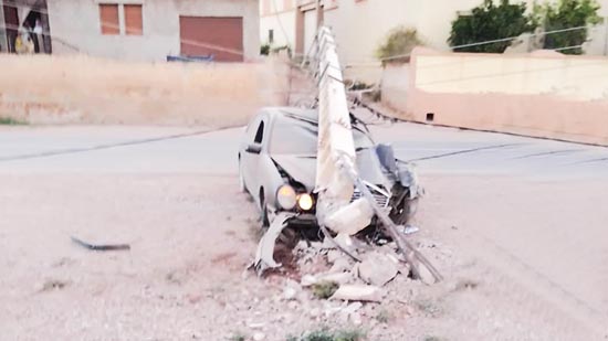  الألطاف الإلهية تحول دون وقوع كارثة قرب أزغنغان بعد اصطدام سيارة بعمود كهربائي من الضغط العالي 