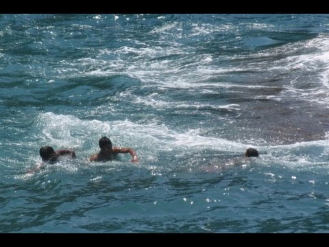 عشرات العالقين في سبتة يحاولون العودة "سباحة" بعد يأسهم من إيجاد حلّ لأزمتهم