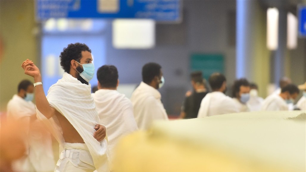 بالصور.. حجاج بيت الله الحرام يرمون "الجمرة الكبرى"