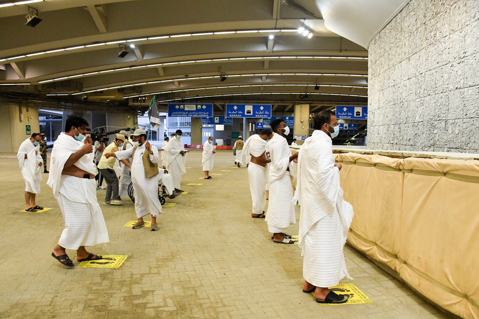 بالصور.. حجاج بيت الله الحرام يرمون "الجمرة الكبرى"