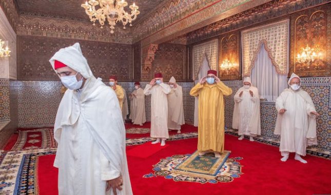 الملك يؤدي صلاة العيد دون خطبة وينحر الأضحية بالقصر الملكي في المضيق