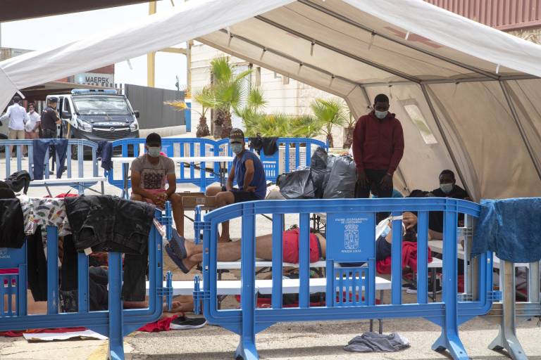 عشرات المهاجرين السريين المصابين بكورونا يفرون من مركز صحي بمورسيا 