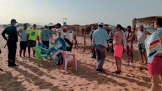 السلطات المحلية والدرك الملكي يحرران عشرات المخالفات بشواطئ قرية أركمان السلطات المحلية والدرك الملكي يحرران عشرات المخالفات بشواطئ قرية أركمان