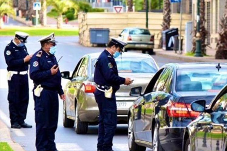 مواطنون مغاربة يستنكرون الاستمرار في تغريمهم لعدم وضعهم كمامات داخل سياراتهم