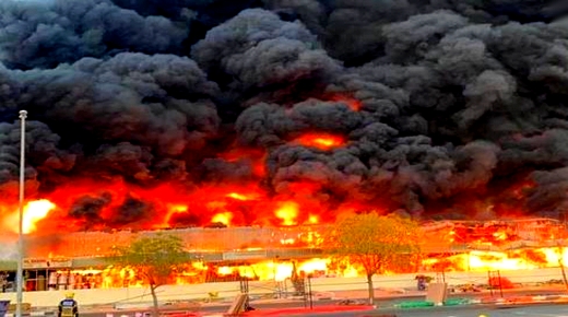 بالفيديو..حريق مُخيف يندلع في سوق شعبي بالإمارات