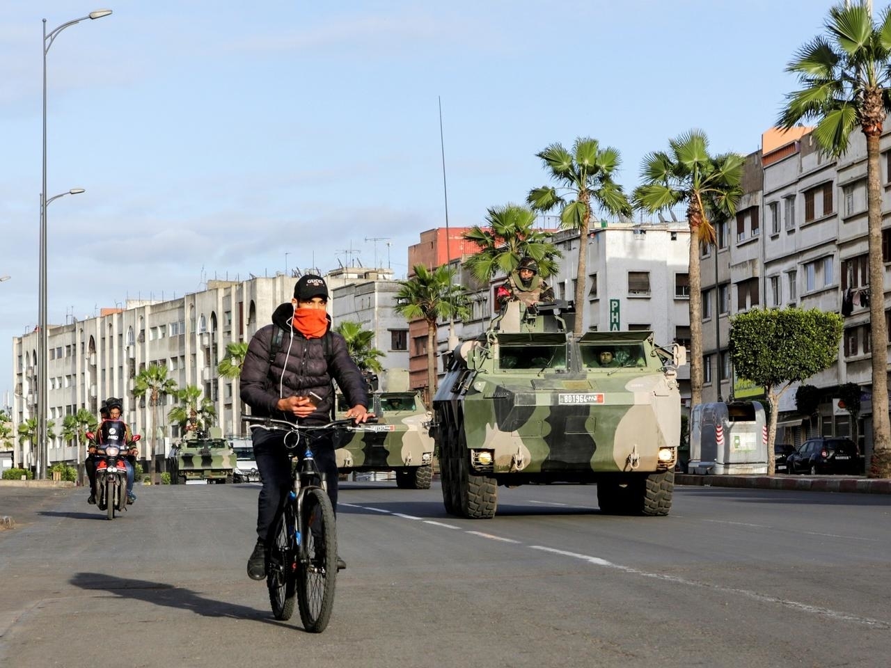 قوات الجيش تنتشر في شوارع طنجة لـ"محاصرة" كورونا