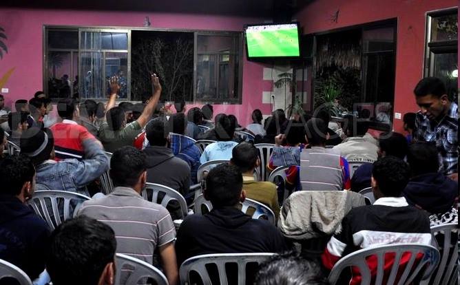 السّلطات تمنع عرض مباريات كرة القدم في المقاهي وتُغلق التي خالفت القرار
