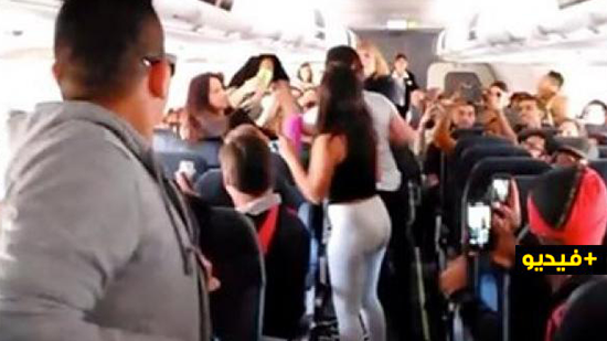 شاهدوا.. خلاف يتحول إلى شجار بين مغربيات وشابّ على متن رحلة جوية  