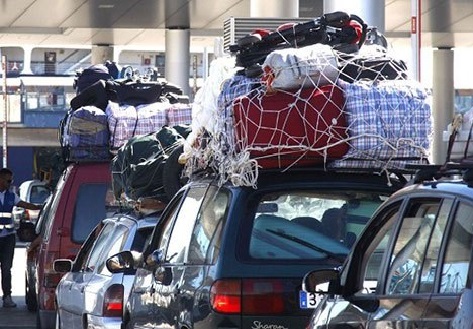 الدرك الفرنسي يُغرّم مهاجرا مغربيا حمل 7 أطنان من "الخردة" على سيارته