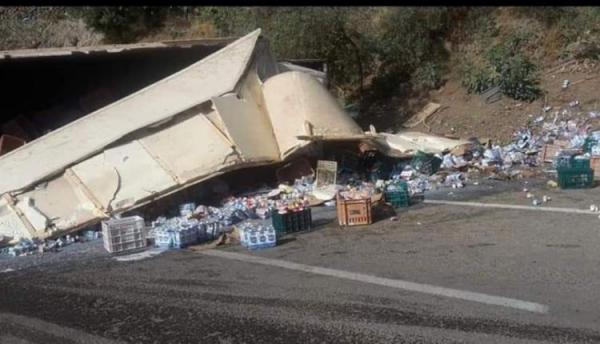 شاحنة لنقل الحليب تتعرّض لحادث انقلاب بين تطوان والحسيمة شاحنة لنقل الحليب تتعرّض لحادث انقلاب بين تطوان والحسيمة