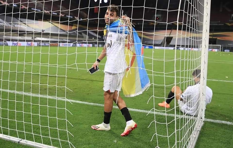 الريفي منير الحدادي يحتفل بفوز فريقه بكأس الدوري الأوربي برفع العلم المغربي والأمازيغي