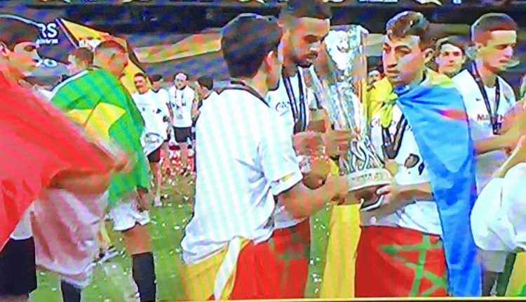 الريفي منير الحدادي يحتفل بفوز فريقه بكأس الدوري الأوربي برفع العلم المغربي والأمازيغي